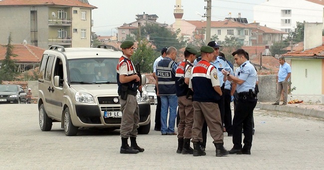 OLAYIN ARDINDAN BÖLGEYE ÇOK SAYIDA POLİS, JANDARMA EKİBİ SEVK EDİLDİ. (M. MUTTALİP YALÇIN/ÇORUM-İHA)