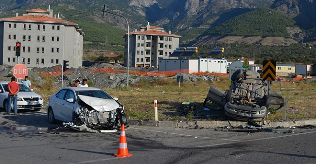 ÇORUM’UN KARGI İLÇESİNDE İKİ OTOMOBİLİN KAVŞAKTA ÇARPIŞMASI SONUCU MEYDANA GELEN TRAFİK KAZASINDA 4 KİŞİ YARALANDI. (TURAN OZAN ACAR/ÇORUM-İHA)