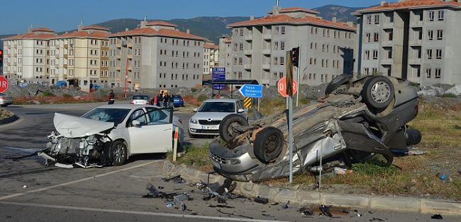 ÇORUM’DA İKİ OTOMOBİL ÇARPIŞTI: 4 YARALI