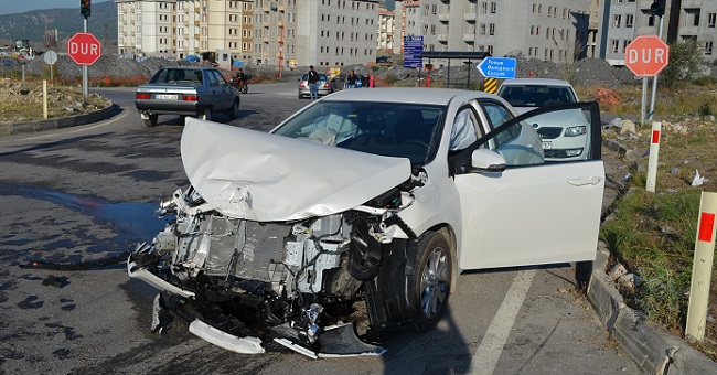 ÇORUM’UN KARGI İLÇESİNDE İKİ OTOMOBİLİN KAVŞAKTA ÇARPIŞMASI SONUCU MEYDANA GELEN TRAFİK KAZASINDA 4 KİŞİ YARALANDI. (TURAN OZAN ACAR/ÇORUM-İHA)