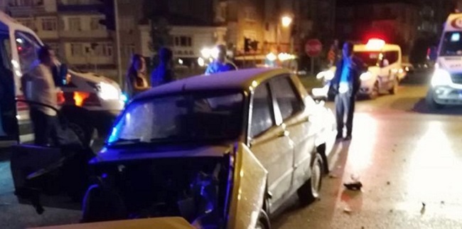 ÇORUM'UN SUNGURLU İLÇESİNDE İKİ OTOMOBİLİN ÇARPIŞMASI SONUCU 2 KİŞİ YARALANDI. (SERKAN ŞANSEVER/ÇORUM-İHA)