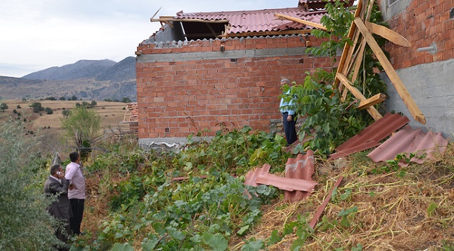 ŞİDDETLİ FIRTINA DANİŞMENT KÖYÜNDE AHIRLARIN ÇATILARINI UÇURDU. (İSMAİL KABAKDERE/ÇORUM-İHA)