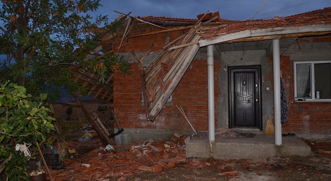 ÇATISI UÇAN EVDE YAŞAYANLAR KORKULU ANLAR YAŞADIKLARINI SÖYLEDİLER. (İSMAİL KABAKDERE/ÇORUM-İHA)