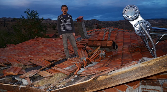 ÇATISI UÇAN EVİN SAHİBİ ÇOCUKLARININ KORKU DOLU ANLAR YAŞADIKLARINI VE AĞLADIKLARINI, KENDİSİNİN İSE OLAYIN ŞOKUNU ÜZERİNDEN ATAMADIĞINI SÖYLEDİ. (İSMAİL KABAKDERE/ÇORUM-İHA)