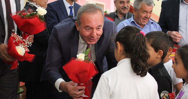 ÖĞRENCİLERE BAŞKAN ÇİÇEK VERDİ (SERKAN ŞANSEVER/ÇORUM-İHA)