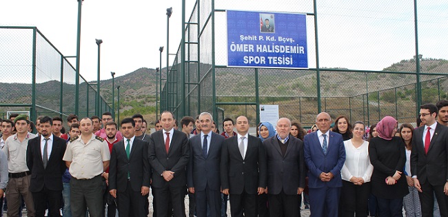 HİTİT ÜNİVERSİTESİ REKTÖRÜ REHA METİN ALKAN, PROTOKOL VE ÖĞRENCİLERLE BİRLİKTE SPOR TESİSİNİN AÇILIŞI SONRASI HATIRA FOTOĞRAFI ÇEKTİRDİ. (İSMAİL KABAKDERE/ÇORUM-İHA)