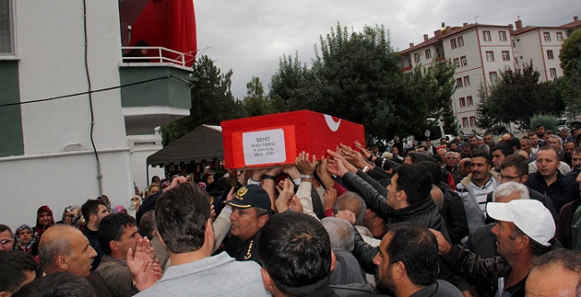 HAKKARİ’NİN ÇUKURCA İLÇESİNDE TERÖR ÖRGÜTÜ PKK ÜYELERİYLE GÜVENLİK GÜÇLERİ ARASINDA ÇIKAN ÇATIŞMADA AĞIR YARALANAN VE TEDAVİ GÖRDÜĞÜ GATA’DA ŞEHİT DÜŞEN PİYADE UZMAN ÇAVUŞ ERDAL TEKECİ, MEMLEKETİ ÇORUM'DA SON YOLCULUĞUNA UĞURLANDI. (M. MUTTALİP YALÇIN/ÇORUM-İHA)