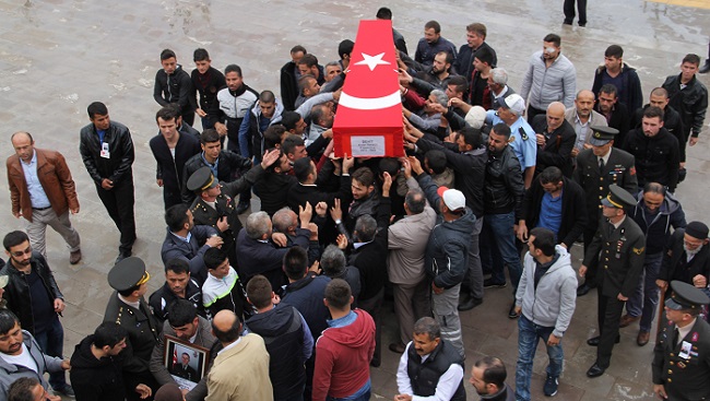 HAKKARİ’NİN ÇUKURCA İLÇESİNDE TERÖR ÖRGÜTÜ PKK ÜYELERİYLE GÜVENLİK GÜÇLERİ ARASINDA ÇIKAN ÇATIŞMADA AĞIR YARALANAN VE TEDAVİ GÖRDÜĞÜ GATA’DA ŞEHİT DÜŞEN PİYADE UZMAN ÇAVUŞ ERDAL TEKECİ, MEMLEKETİ ÇORUM'DA SON YOLCULUĞUNA UĞURLANDI. (M. MUTTALİP YALÇIN/ÇORUM-İHA)