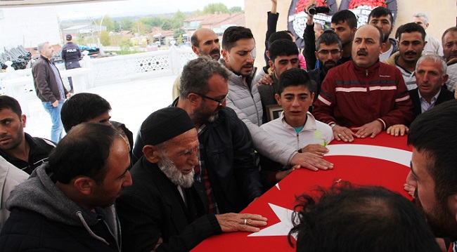 HAKKARİ’NİN ÇUKURCA İLÇESİNDE TERÖR ÖRGÜTÜ PKK ÜYELERİYLE GÜVENLİK GÜÇLERİ ARASINDA ÇIKAN ÇATIŞMADA AĞIR YARALANAN VE TEDAVİ GÖRDÜĞÜ GATA’DA ŞEHİT DÜŞEN PİYADE UZMAN ÇAVUŞ ERDAL TEKECİ, MEMLEKETİ ÇORUM'DA SON YOLCULUĞUNA UĞURLANDI. (M. MUTTALİP YALÇIN/ÇORUM-İHA)