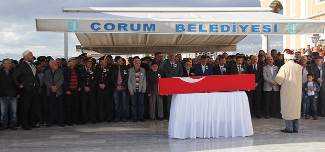 HAKKARİ’NİN ÇUKURCA İLÇESİNDE TERÖR ÖRGÜTÜ PKK ÜYELERİYLE GÜVENLİK GÜÇLERİ ARASINDA ÇIKAN ÇATIŞMADA AĞIR YARALANAN VE TEDAVİ GÖRDÜĞÜ GATA’DA ŞEHİT DÜŞEN PİYADE UZMAN ÇAVUŞ ERDAL TEKECİ, MEMLEKETİ ÇORUM'DA SON YOLCULUĞUNA UĞURLANDI. (M. MUTTALİP YALÇIN/ÇORUM-İHA)