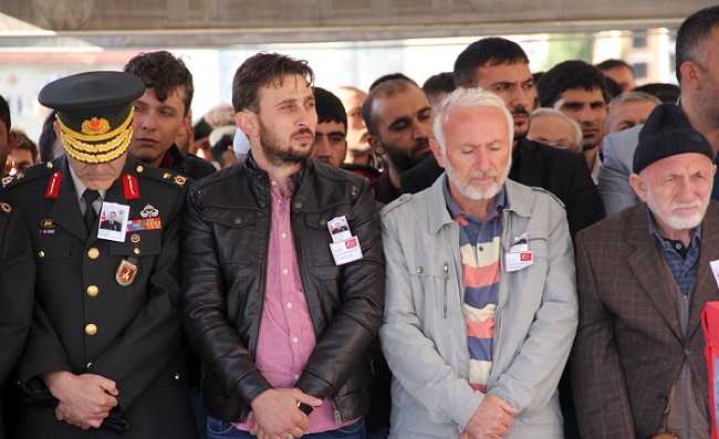 ŞEHİDİN BABASI (SAĞDAN İKİNCİ) VE KARDEŞİ (SOLDAN İKİNCİ) GÜÇLÜKLE AYAKTA DURABİLDİ. (M. MUTTALİP YALÇIN/ÇORUM-İHA)