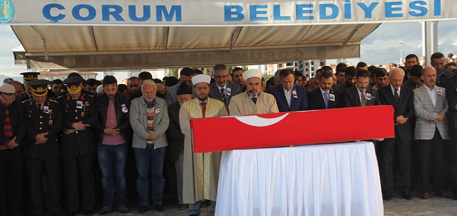 HAKKARİ’NİN ÇUKURCA İLÇESİNDE TERÖR ÖRGÜTÜ PKK ÜYELERİYLE GÜVENLİK GÜÇLERİ ARASINDA ÇIKAN ÇATIŞMADA AĞIR YARALANAN VE TEDAVİ GÖRDÜĞÜ GATA’DA ŞEHİT DÜŞEN PİYADE UZMAN ÇAVUŞ ERDAL TEKECİ, MEMLEKETİ ÇORUM'DA SON YOLCULUĞUNA UĞURLANDI. (M. MUTTALİP YALÇIN/ÇORUM-İHA)