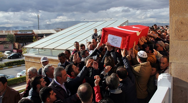 HAKKARİ’NİN ÇUKURCA İLÇESİNDE TERÖR ÖRGÜTÜ PKK ÜYELERİYLE GÜVENLİK GÜÇLERİ ARASINDA ÇIKAN ÇATIŞMADA AĞIR YARALANAN VE TEDAVİ GÖRDÜĞÜ GATA’DA ŞEHİT DÜŞEN PİYADE UZMAN ÇAVUŞ ERDAL TEKECİ, MEMLEKETİ ÇORUM'DA SON YOLCULUĞUNA UĞURLANDI. (M. MUTTALİP YALÇIN/ÇORUM-İHA)