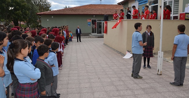 OSMANCIK MEHMET AKİF ERSOY İMAM HATİP ORTAOKULUNDA DEMOKRASİ ZAFERİ VE ŞEHİTLERİ ANMA PROGRAMI DÜZENLENDİ. (İSMAİL KABAKDERE/ÇORUM-İHA)