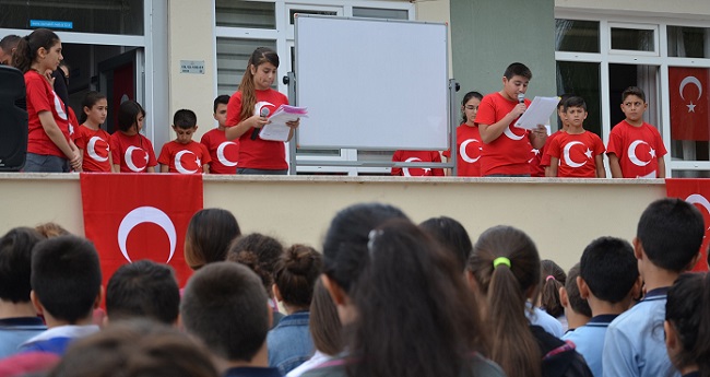 ÖĞRENCİLER DEMOKRASİ ŞEHİTLERİNİ ANDI