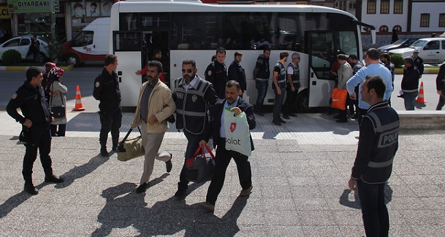 ÇORUM E ANKARA'DA DÜZENLENEN FETÖ OPERASYONUNDA GÖZALTANINA ALINAN 34 KİŞİ'DEN 23'Ü ADLİYEYE SEVK EDİLDİ. (M. MUTTALİP YALÇIN/ÇORUM-İHA)