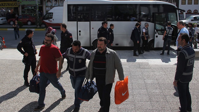 ÇORUM VE ANKARA'DA DÜZENLENEN FETÖ OPERASYONUNDA GÖZALTINA ALINAN 34 KİŞİDEN 23'Ü ADLİYEYE SEVK EDİLDİ. (M. MUTTALİP YALÇIN/ÇORUM-İHA)
