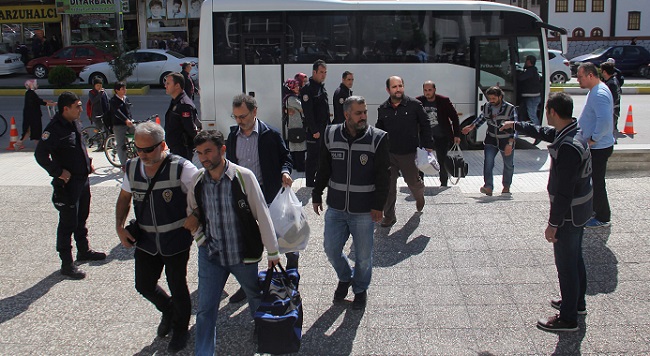 ÇORUM VE ANKARA'DA DÜZENLENEN FETÖ OPERASYONUNDA GÖZALTINA ALINAN 34 KİŞİDEN 23'Ü ADLİYEYE SEVK EDİLDİ. (M. MUTTALİP YALÇIN/ÇORUM-İHA)