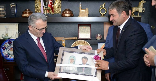 ÇORUM’DA BAKANI ŞAŞIRTAN HEDİYE