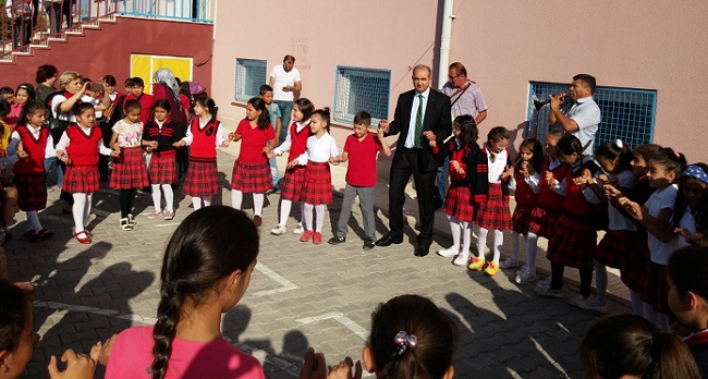 MÜDÜRDEN ÖĞRENCİLERE İLGİNÇ KARŞILAMA