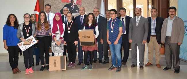BAŞARILI ÖĞRENCİLERE ÖDÜLLERİ VERİLDİ