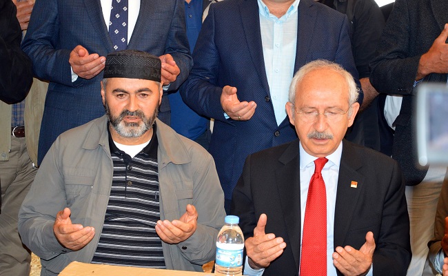 CHP GENEL BAŞKANI KEMAL KILIÇDAROĞLU, TOKAT’TAKİ PROGRAMININ ARDINDAN ÇORUM’A GELEREK ŞEHİT AİLELERİNİ ZİYARET ETTİ. İLK OLARAK ÖNCEKİ GÜN MARDİN’İN DERİK İLÇESİNDE TERÖRİSTLERCE YOLA TUZAKLANAN EL YAPIMI PATLAYICININ ASKER VE KORUCULARI TAŞIYAN MİNİBÜSÜN GEÇİŞİ SIRASINDA İNFİLAK ETTİRİLMESİ SONUCU MEYDANA GELEN PATLAMADA ŞEHİT OLAN J. AST. ÇAVUŞ ÖMER FARUK DARBAŞ’IN GÜLABİBEY MAHALLESİ’NDE YAŞAYAN AİLESİNİ ZİYARET EDEN KILIÇDAROĞLU, BABASI ZEKERİYA DARBAŞ’A BAŞ SAĞLIĞI DİLEDİ. (M. MUTTALİP YALÇIN/ÇORUM-İHA)