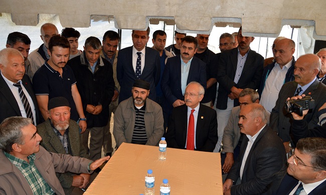 CHP GENEL BAŞKANI KEMAL KILIÇDAROĞLU, TOKAT’TAKİ PROGRAMININ ARDINDAN ÇORUM’A GELEREK ŞEHİT AİLELERİNİ ZİYARET ETTİ. İLK OLARAK ÖNCEKİ GÜN MARDİN’İN DERİK İLÇESİNDE TERÖRİSTLERCE YOLA TUZAKLANAN EL YAPIMI PATLAYICININ ASKER VE KORUCULARI TAŞIYAN MİNİBÜSÜN GEÇİŞİ SIRASINDA İNFİLAK ETTİRİLMESİ SONUCU MEYDANA GELEN PATLAMADA ŞEHİT OLAN J. AST. ÇAVUŞ ÖMER FARUK DARBAŞ’IN GÜLABİBEY MAHALLESİ’NDE YAŞAYAN AİLESİNİ ZİYARET EDEN KILIÇDAROĞLU, BABASI ZEKERİYA DARBAŞ’A BAŞ SAĞLIĞI DİLEDİ. (M. MUTTALİP YALÇIN/ÇORUM-İHA)