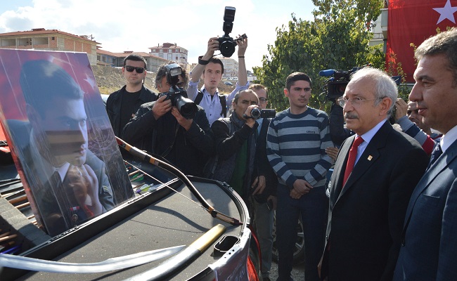 CHP GENEL BAŞKANI KEMAL KILIÇDAROĞLU, TOKAT’TAKİ PROGRAMININ ARDINDAN ÇORUM’A GELEREK ŞEHİT AİLELERİNİ ZİYARET ETTİ. İLK OLARAK ÖNCEKİ GÜN MARDİN’İN DERİK İLÇESİNDE TERÖRİSTLERCE YOLA TUZAKLANAN EL YAPIMI PATLAYICININ ASKER VE KORUCULARI TAŞIYAN MİNİBÜSÜN GEÇİŞİ SIRASINDA İNFİLAK ETTİRİLMESİ SONUCU MEYDANA GELEN PATLAMADA ŞEHİT OLAN J. AST. ÇAVUŞ ÖMER FARUK DARBAŞ’IN GÜLABİBEY MAHALLESİ’NDE YAŞAYAN AİLESİNİ ZİYARET EDEN KILIÇDAROĞLU, BABASI ZEKERİYA DARBAŞ’A BAŞ SAĞLIĞI DİLEDİ. (M. MUTTALİP YALÇIN/ÇORUM-İHA)