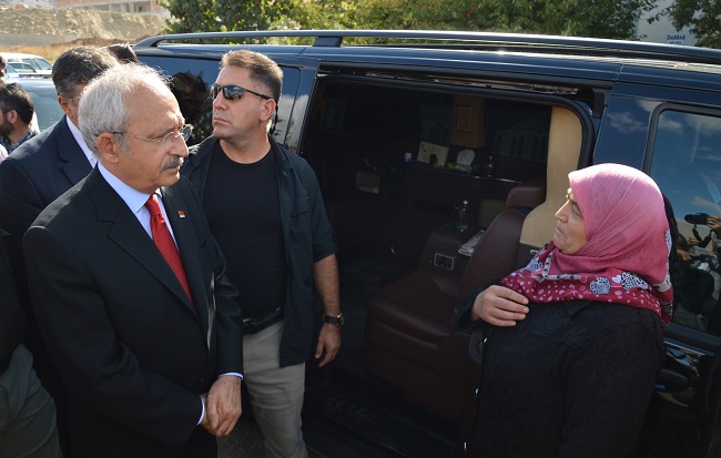 CHP GENEL BAŞKANI KEMAL KILIÇDAROĞLU, TOKAT’TAKİ PROGRAMININ ARDINDAN ÇORUM’A GELEREK ŞEHİT AİLELERİNİ ZİYARET ETTİ. (M. MUTTALİP YALÇIN/ÇORUM-İHA)