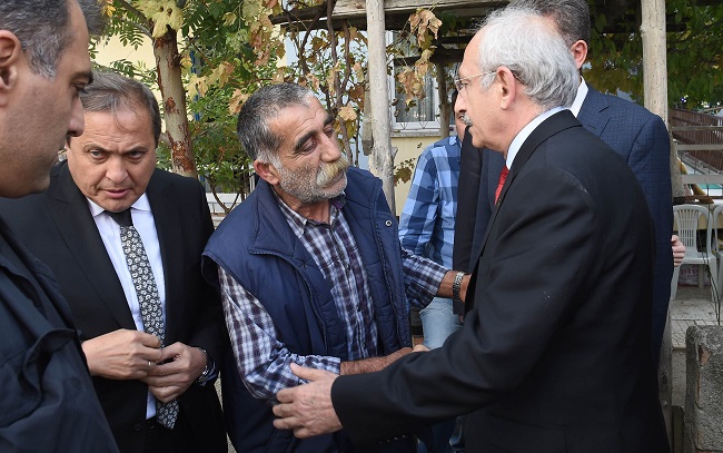 KILIÇDAROĞLU, DAHA SONRA MARDİN'İN NUSAYBİN İLÇESİNDE TERÖR ÖRGÜTÜ PKK’YA YÖNELİK DÜZENLENEN OPERASYONDA EL YAPIMI PATLAYICININ (EYP) İNFİLAK ETMESİ SONUCU ŞEHİT OLAN UZMAN JANDARMA ŞÜKRÜ ÖNGÜN’ÜN KALE MAHALLESİ’NDE YAŞAYAN AİLESİNİ ZİYARET ETTİ. ŞEHİT BABASI KAMBER ÖNGÜN İLE GÖRÜŞEN KILIÇDAROĞLU, ZİYARETİN ARDINDAN ÇORUM’DAN AYRILDI. (M. MUTTALİP YALÇIN/ÇORUM-İHA)