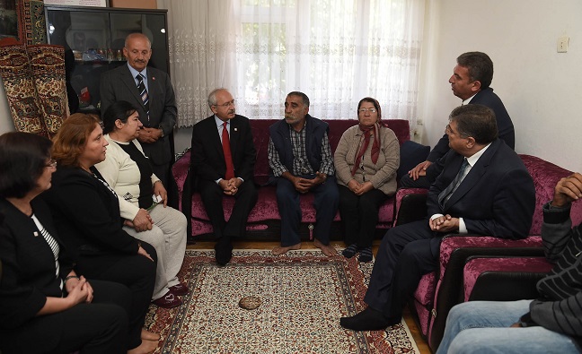 KILIÇDAROĞLU, DAHA SONRA MARDİN'İN NUSAYBİN İLÇESİNDE TERÖR ÖRGÜTÜ PKK’YA YÖNELİK DÜZENLENEN OPERASYONDA EL YAPIMI PATLAYICININ (EYP) İNFİLAK ETMESİ SONUCU ŞEHİT OLAN UZMAN JANDARMA ŞÜKRÜ ÖNGÜN’ÜN KALE MAHALLESİ’NDE YAŞAYAN AİLESİNİ ZİYARET ETTİ. ŞEHİT BABASI KAMBER ÖNGÜN İLE GÖRÜŞEN KILIÇDAROĞLU, ZİYARETİN ARDINDAN ÇORUM’DAN AYRILDI. (M. MUTTALİP YALÇIN/ÇORUM-İHA)