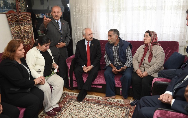 KILIÇDAROĞLU, DAHA SONRA MARDİN'İN NUSAYBİN İLÇESİNDE TERÖR ÖRGÜTÜ PKK’YA YÖNELİK DÜZENLENEN OPERASYONDA EL YAPIMI PATLAYICININ (EYP) İNFİLAK ETMESİ SONUCU ŞEHİT OLAN UZMAN JANDARMA ŞÜKRÜ ÖNGÜN’ÜN KALE MAHALLESİ’NDE YAŞAYAN AİLESİNİ ZİYARET ETTİ. ŞEHİT BABASI KAMBER ÖNGÜN İLE GÖRÜŞEN KILIÇDAROĞLU, ZİYARETİN ARDINDAN ÇORUM’DAN AYRILDI. (M. MUTTALİP YALÇIN/ÇORUM-İHA)