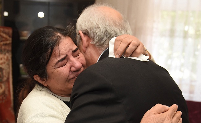 KILIÇDAROĞLU, DAHA SONRA MARDİN'İN NUSAYBİN İLÇESİNDE TERÖR ÖRGÜTÜ PKK’YA YÖNELİK DÜZENLENEN OPERASYONDA EL YAPIMI PATLAYICININ (EYP) İNFİLAK ETMESİ SONUCU ŞEHİT OLAN UZMAN JANDARMA ŞÜKRÜ ÖNGÜN’ÜN KALE MAHALLESİ’NDE YAŞAYAN AİLESİNİ ZİYARET ETTİ. ŞEHİT BABASI KAMBER ÖNGÜN İLE GÖRÜŞEN KILIÇDAROĞLU, ZİYARETİN ARDINDAN ÇORUM’DAN AYRILDI. (M. MUTTALİP YALÇIN/ÇORUM-İHA)