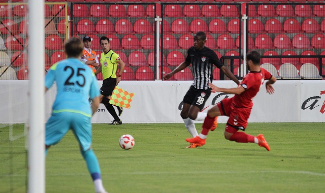MANİSASPOR, ZİRAAT TÜRKİYE KUPASI 2. ELEME TURUNDA SAHASINDA ÇORUM BELEDİYESPOR İLE KARŞILAŞIYOR. MÜCADELENİN İLK YARISI GOLSÜZ EŞİTLİKLE TAMAMLANDI. (AYKUT YENİÇAĞ/MANİSA-İHA)
