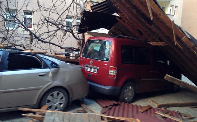 ÇORUM’UN BAZI İLÇELERİNİ FIRTINA VURDU!