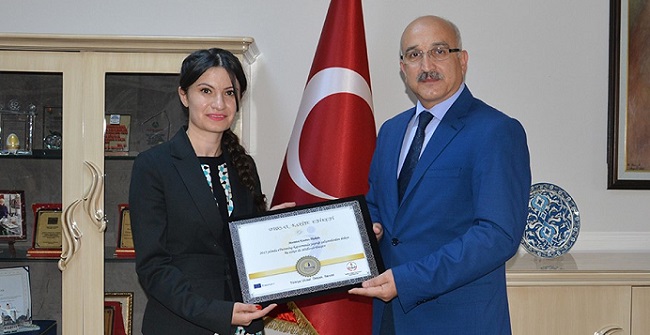 ÇORUM’DAKİ BAŞARILI ÖĞRETMENE ÖDÜL