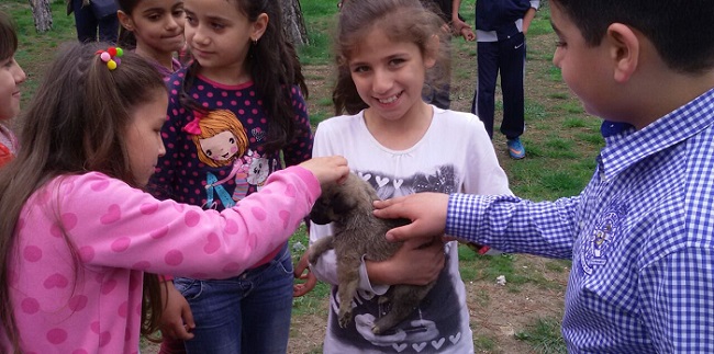 ÖĞRENCİLER HAYVANLARI ÇOK SEVDİ