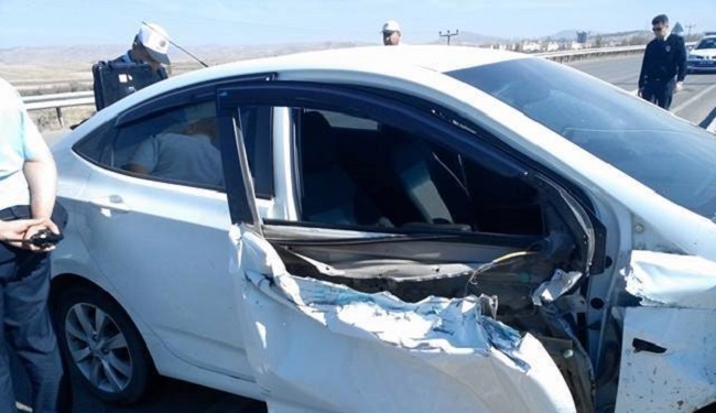 OTOMOBİL TRAKTÖRLE ÇARPIŞTI: 1 YARALI