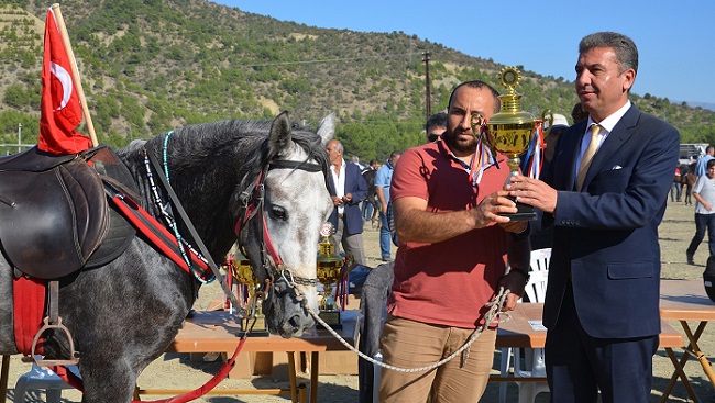TBMM İDARE AMİRİ VE ÇORUM MİLLETVEKİLİ TUFAN KÖSE TARAFINDAN DERECEYE GİREN YARIŞMACILARA KUPA VERİLDİ. (İSMAİL KABAKDERE/ÇORUM-İHA)