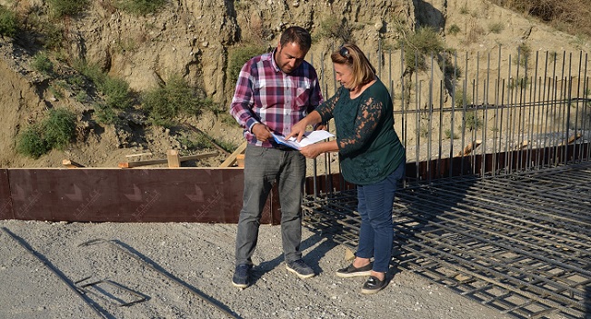 KÖY MUHTARI SULTANN ASLAN KÖPRÜNÜN YAPIMI AŞAMASINDA İNCELEMELERİ EKSİK ETMİYOR. (İSMAİL KABAKDERE/ÇORUM-İHA)