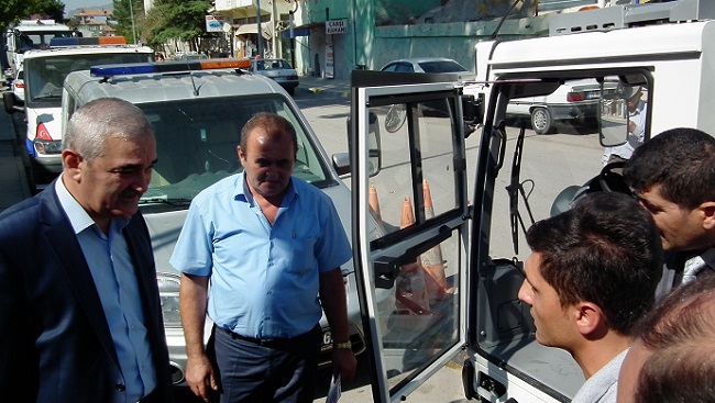 OSMANCIK BELEDİYE BAŞKANI HAMZA KARATAŞ ARAÇ HAKKINDA BİLGİ ALDI. (İSMAİL KABAKDERE/ÇORUM-İHA)