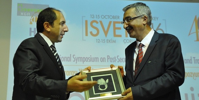 HİTİT ÜNİVERSİTESİ TARAFINDAN DÜZENLENEN SEMPOZYUMDA REKTÖR PROF. DR. REHA METİN ALKAN, VALİ NECMEDDİN KILIÇ'A PLAKET TAKDİM ETTİ (M. MUTTALİP YALÇIN/ÇORUM-İHA)