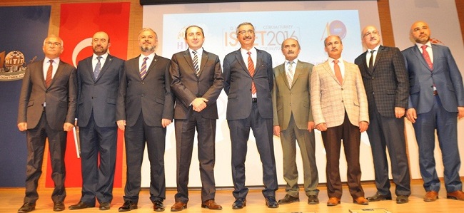 HİTİT ÜNİVERSİTESİ TARAFINDAN DÜZENLENEN SEMPOZYUMSONRASI PTOROKOL ÜYELERİ FOTOĞRAF ÇEKİNDİ (M. MUTTALİP YALÇIN/ÇORUM-İHA)