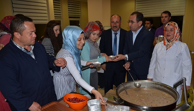 YURT ÖĞRENCİLERİNE AŞURE İKRAMI