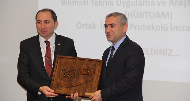 HİTİT ÜNİVERSİTESİ REKTÖRÜ REHA METİN ALKAN (SOLDAKİ), GÜNÜN ANISINA TÜRKİYE İLAÇ VE TIBBİ CİHAZ KURUMU BAŞKANI HAKKI GÜRSÖZ'E (SAĞDAKİ) PLAKET VERDİ. (M. MUTTALİP YALÇIN/ÇORUM-İHA)