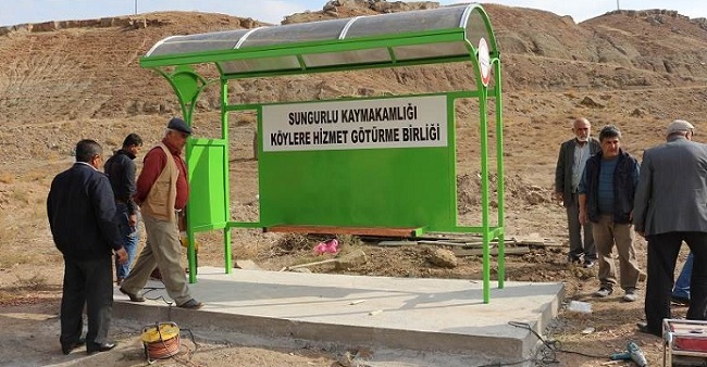 SUNGURLU'DA KÖYLERE OTOBÜS DURAKLARI KONULUYOR (SERKAN ŞANSEVER/ÇORUM-İHA)