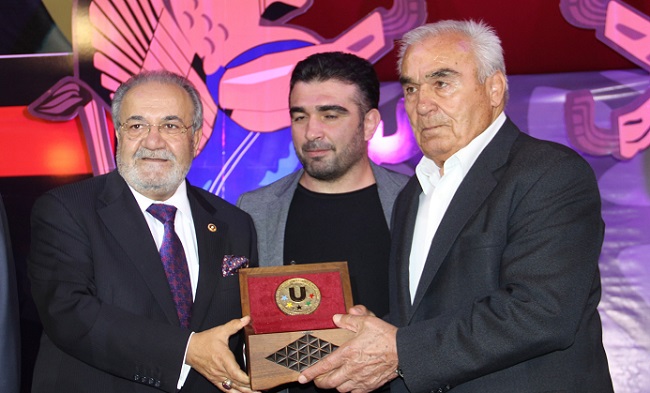 AK PARTİ ÇORUM MİLLETVEKİLİ VE TBMM İDARE AMİRİ SALİM USLU (SOLDAKİ), ESKİ DÜNYA VE OLİMPİYAT ŞAMPİYONU TEVFİK KIŞ'A PLEKET VERDİ. (M. MUTTALİP YALÇIN/ÇORUM-İHA)