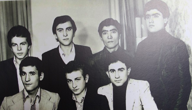 15 TEMMUZ GECESİ DARBECİ ASKERLERİN AÇTIĞI ATEŞ SONUCU OĞLU İLE BİRLİKTE ŞEHİT OLAN REKLAMCI EROL OLÇOK'UN, OKUL YILLARINA AİT FOTOĞRAFLARI ORTAYA ÇIKTI. (M. MUTTALİP YALÇIN/ÇORUM-İHA)