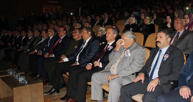 15 TEMMUZ ŞEHİDİ EROL OLÇOK MEZUN OLDUĞU OKULDA ANILDI EROL OLÇOK ANADOLU İMAM HATİP LİSESİ TARAFINDAN 'EROL OLÇOK VE 15 TEMMUZ ŞEHİTLERİNİ ANMA PROGRAMI' DÜZENLENDİ PROGRAMDA OLÇOK’UN OKUL YILLARINA AİT FOTOĞRAFLARI SERGİLENDİ OKUL ARKADAŞLARI EROL OLÇOK’U ANLATTI OLÇOK, HATIRA DEFTERİNE "EN GÜZEL ŞARKIYI KURŞUN SÖYLER" YAZMIŞ