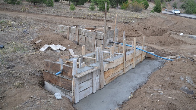 İŞ ADAMI YOL ÜZERİNE ÇEŞME YAPTIRDI. (İSMAİL KABAKDERE/ÇORUM-İHA)